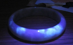 a货翡翠在紫光灯下图片，有荧光反应就是假的？