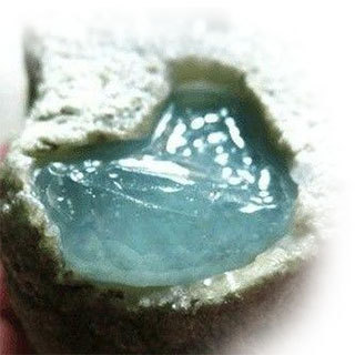 莫西沙玻璃种翡翠原石皮壳特征