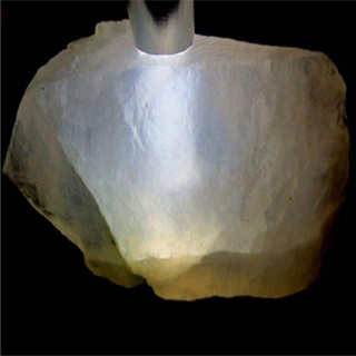 玻璃种翡翠原石皮壳特征