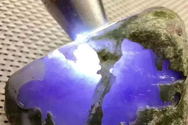 紫色翡翠原石皮壳的几种特征 你了解多少？
