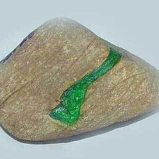 莫西沙翡翠原石的皮壳特点