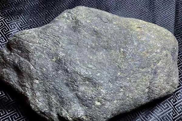 白皮莫西沙翡翠原石的特点 莫西沙翡翠原石好吗？