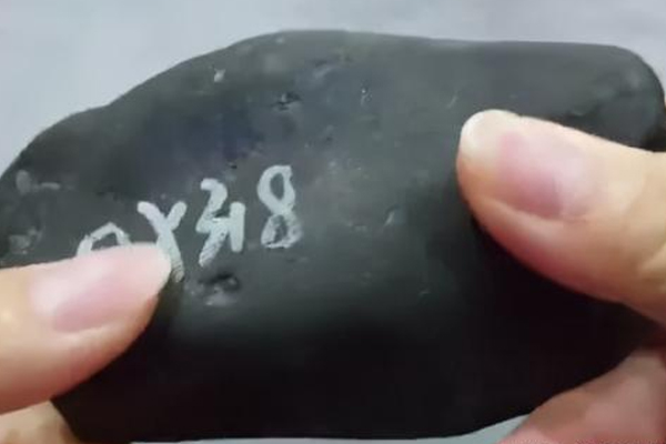 翡翠原石黑乌皮的特点是什么 黑乌皮翡翠原石是哪个场口的