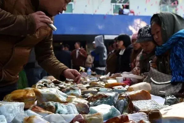 云南最大的翡翠原石交易市场在哪里 云南翡翠市场