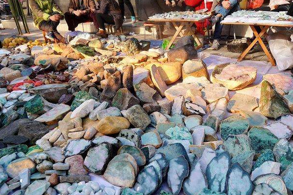 上海翡翠原石市场在哪 干青翡翠原石价格多少