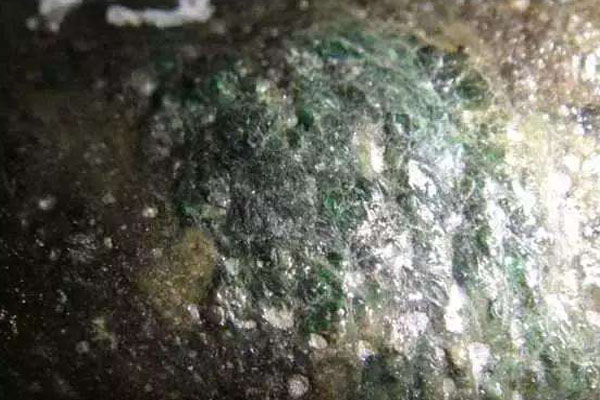 木那翡翠原石皮壳癣怎么看 翡翠原石的藓如何判断？