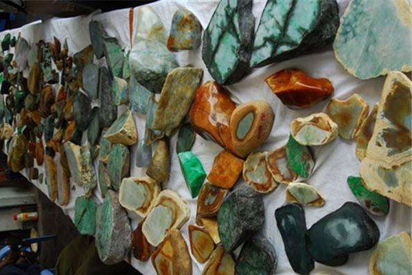 在广西梧州哪里有人收翡翠原石 一般翡翠原石在哪里回收