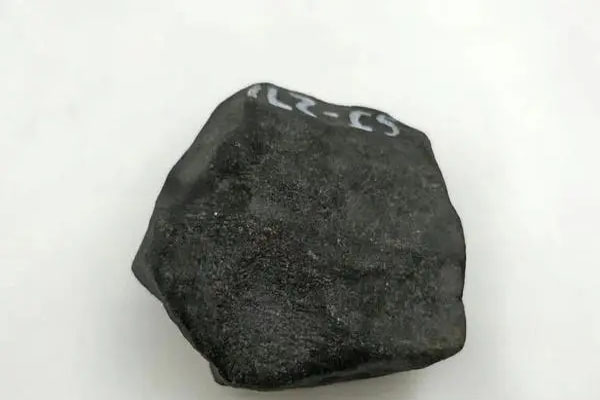 黑得像木炭的翡翠原石是哪里的 黑皮翡翠原石出自哪个场口