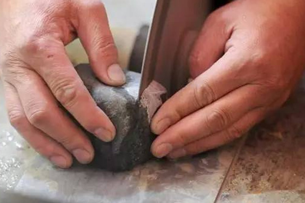 切翡翠原石用哪种切片 翡翠原石有哪些切割方法
