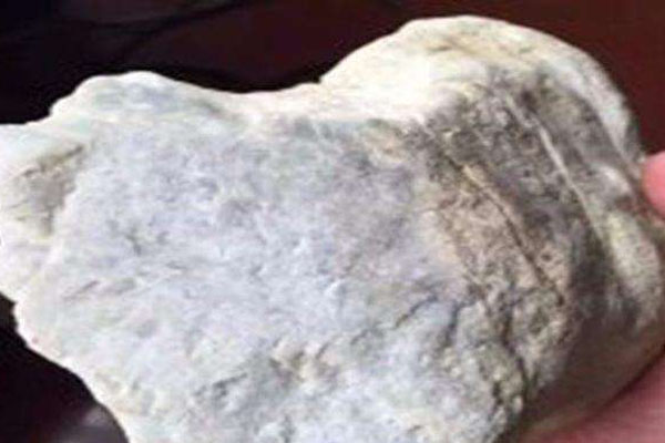 翡翠原石怎样看到脏 翡翠原石的杂质有哪些