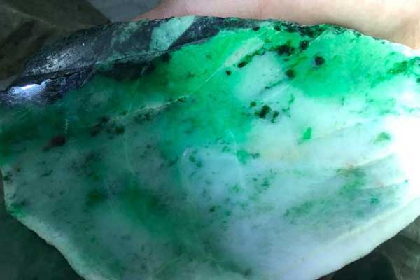 玻璃种翡翠原石是怎样的 玻璃种翡翠原石特征特点