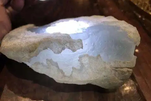 真实的玻璃种翡翠原石的价格 什么是翡翠玻璃种