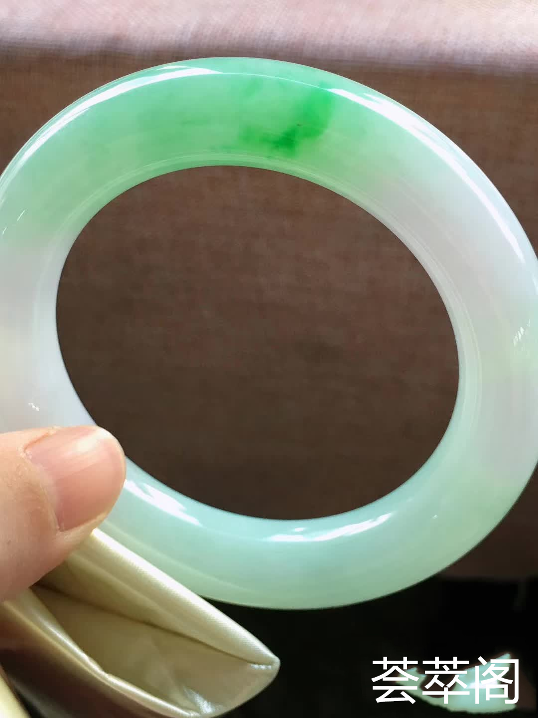 飘绿圆条翡翠手镯，完美，种老，尺寸57.5/13.3/13.3mm