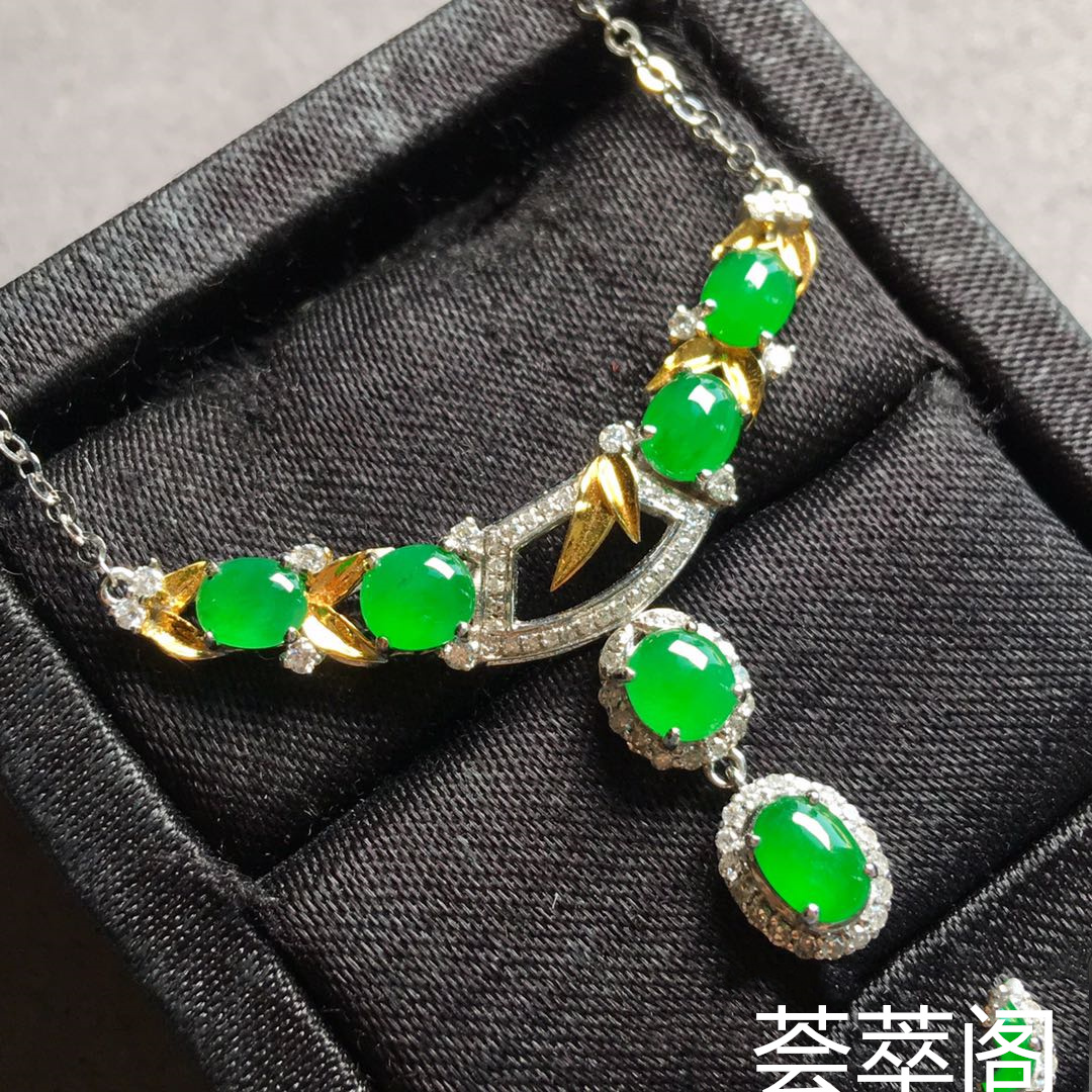 冰种阳绿蛋面锁骨项链，有种有色，起荧光，轻奢设计，裸石：5.6-4.2-3.1mm。完美
