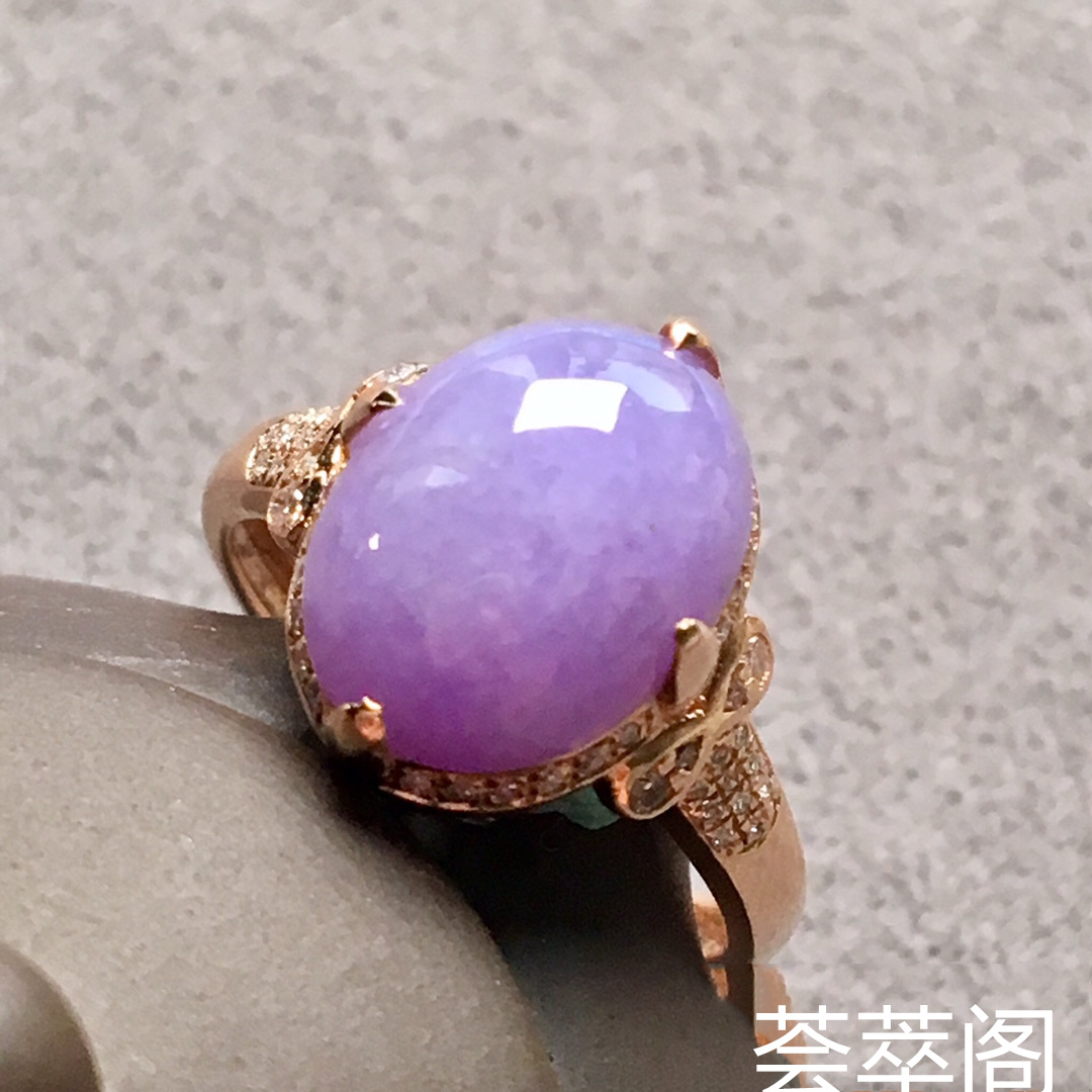 冰种紫罗兰蛋面戒指，色泽艳丽，温婉可人，裸石：13.3-10.5-5.3mm。完美